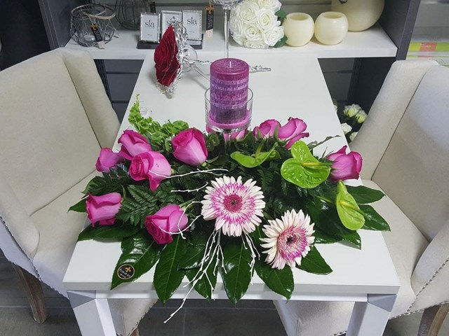 Centro de mesa aplanado con flor natural y vela