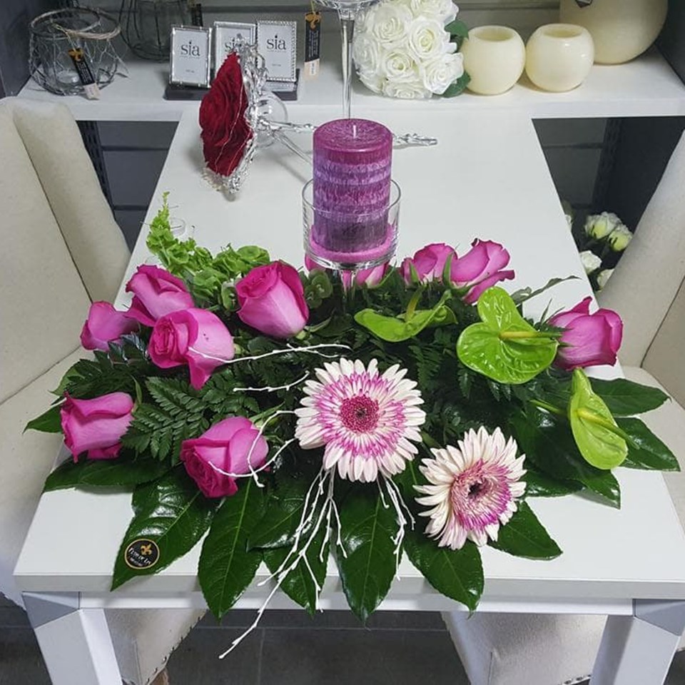 Centro de mesa aplanado con flor natural y vela