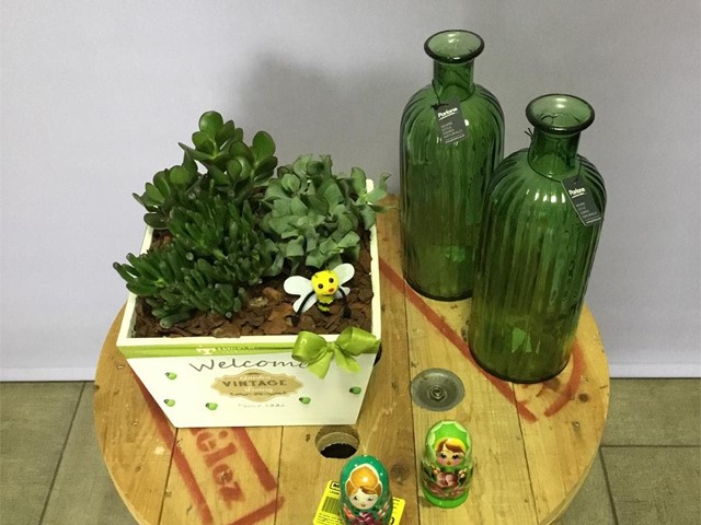 Composición Caja de flor natural y Botellas